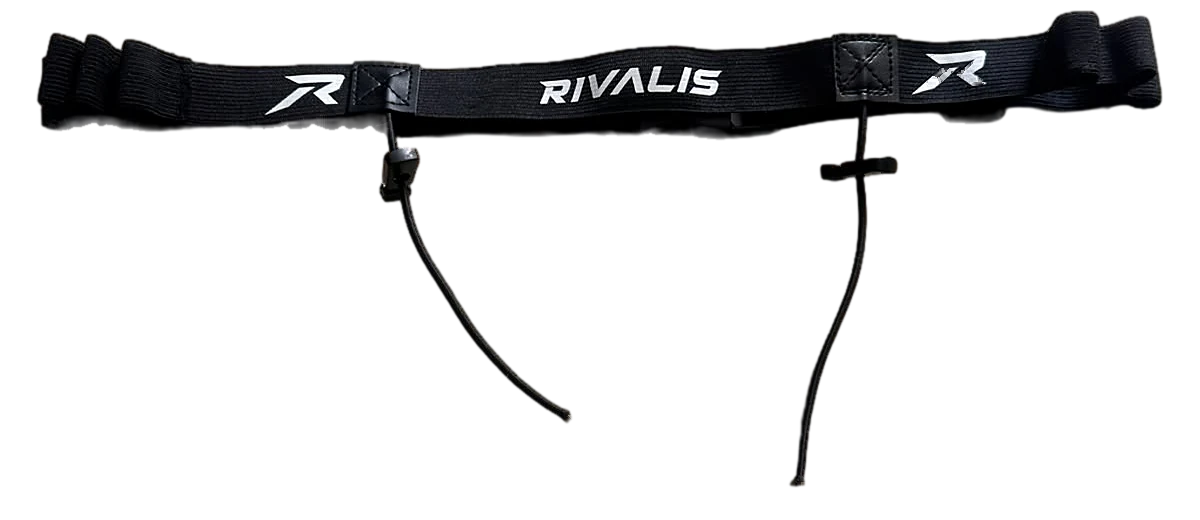 Cinturón porta número Rivalis negro con logotipo blanco, broche y cordones elásticos