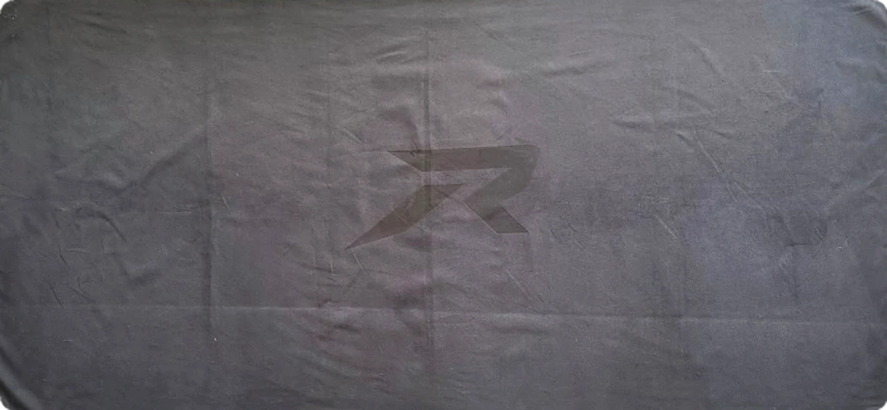 Toalla de microfibra Rivalis en color grafito con el logotipo R estampado tono sobre tono